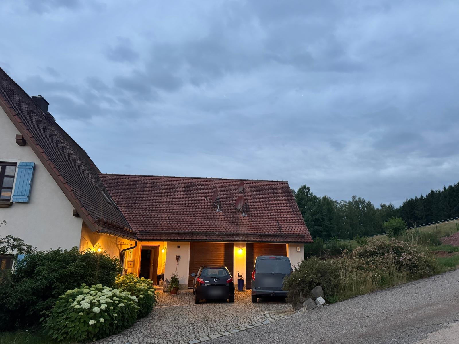 Vergleich: Haus vor dem Umbau und mit fertigem Anbau – Bestand