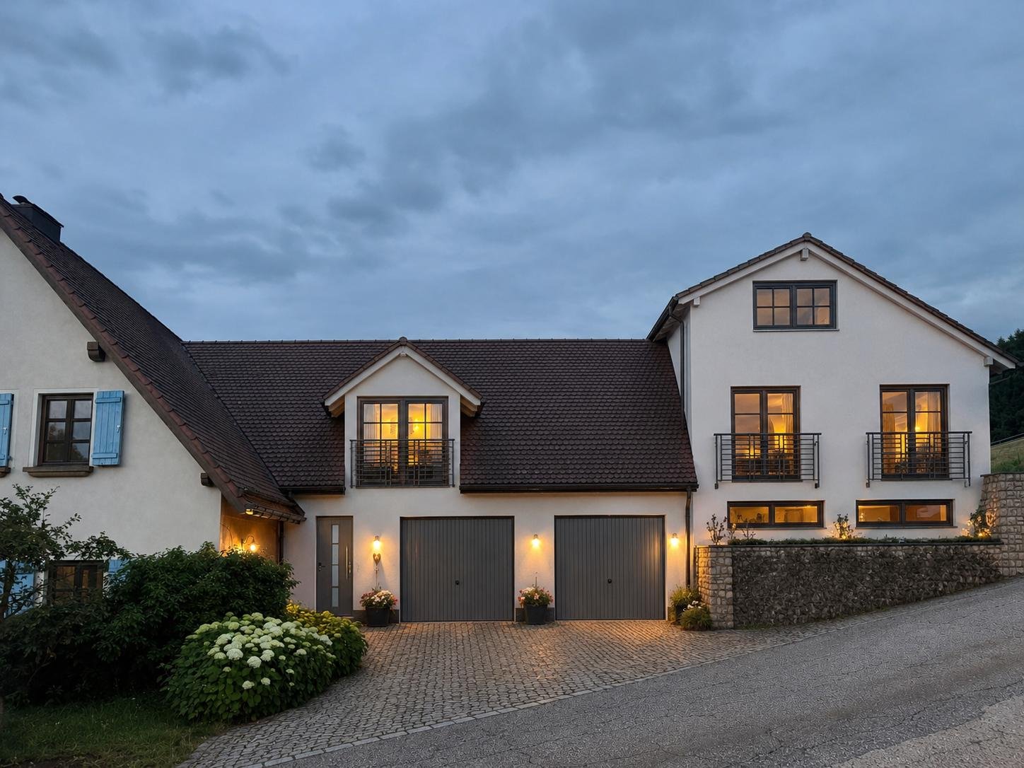 Vergleich: Haus vor dem Umbau und mit fertigem Anbau – Mit Anbau